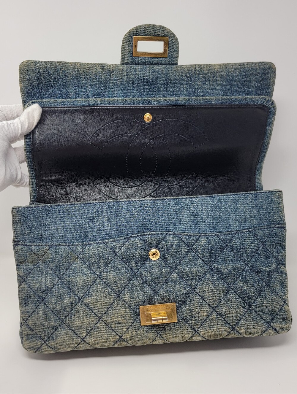 CHANEL Maxi Quilted Denim 2.55 Reissue 227 Double Flap Bag - Picture 4 of 13